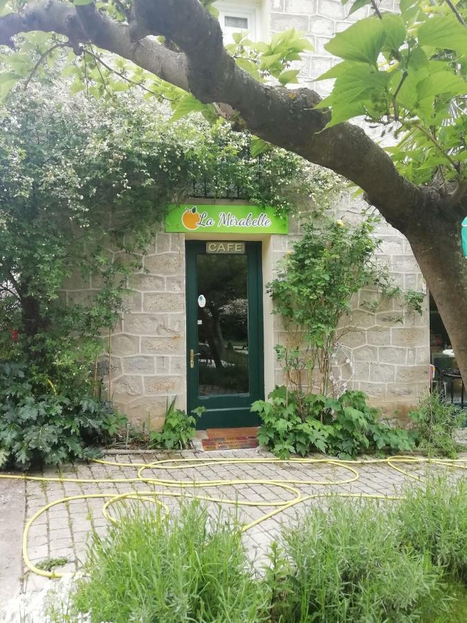 Penzion La Mirabelle-Casteil Country House Exteriér fotografie